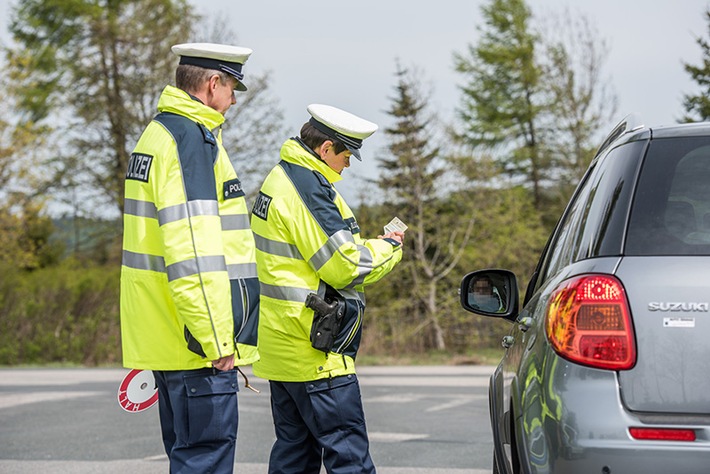 BPOL NRW: Stuntverdächtiger Fahrerwechsel, Auffinden eines Teleskopschlagstocks und Mitfahrer ohne Ausweisdokumente