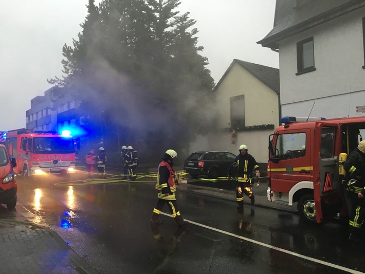 FW-GL: Wohnungsbrand in Bergisch Gladbach - Herkenrath mit einer schwerverletzten Person