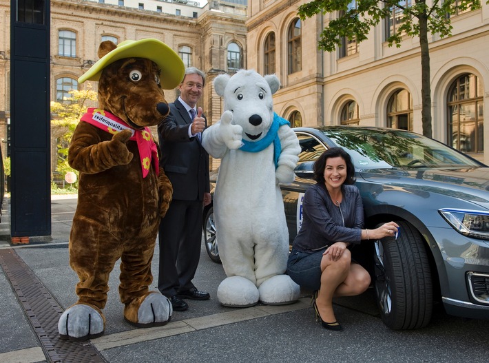 Reifen prüfen, sicher fahren: "Wash & Check" bietet kostenlose Reifenkontrollen (FOTO)