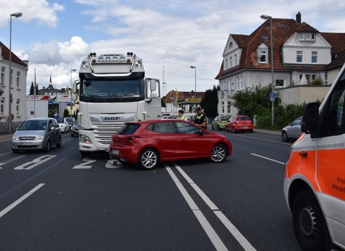 POL-HM: Zeugen nach unklarem Unfallhergang gesucht