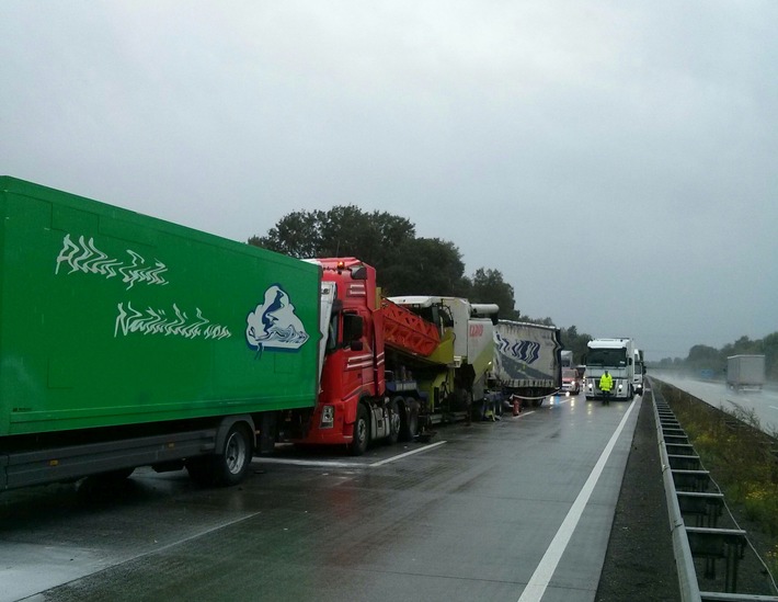 POL-PPWP: Nach Unfall mit vier Brummis Autobahn gesperrt