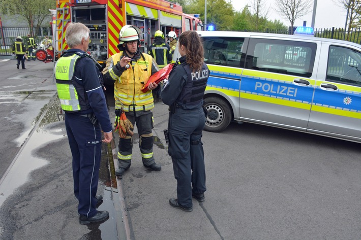 POL-ME: Weihnachtsbaum gerät in Brand - Mehrfamilienhaus unbewohnbar - Velbert - 2501018