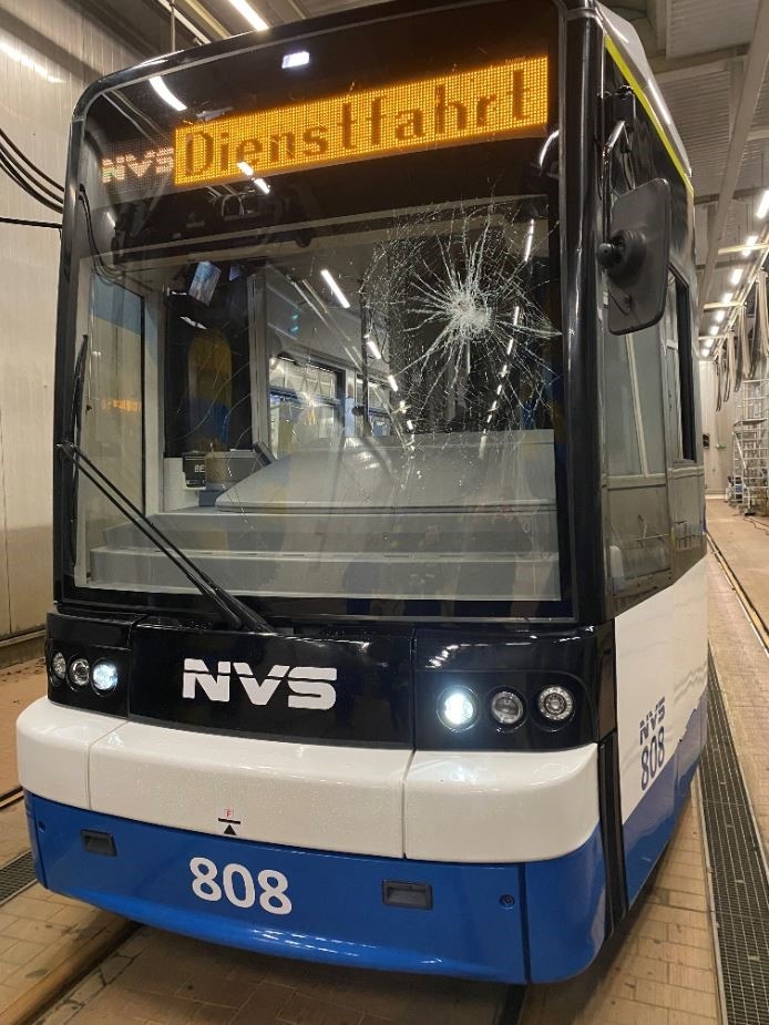 POL-SN: Polizei sucht Zeugen nach Angriffen auf Fahrzeuge des Schweriner Nahverkehrs - Straßenbahnfahrer nach Steinwurf verletzt