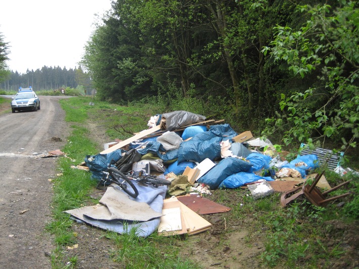 POL-HOL: Wilde Müllkippe an der Landesstraße 549 - Gemarkung Neuhaus Rtg. Boffzen: Bauschutt und Hausmüll entsorgt - Kein Hinweis auf Unweltschädiger -