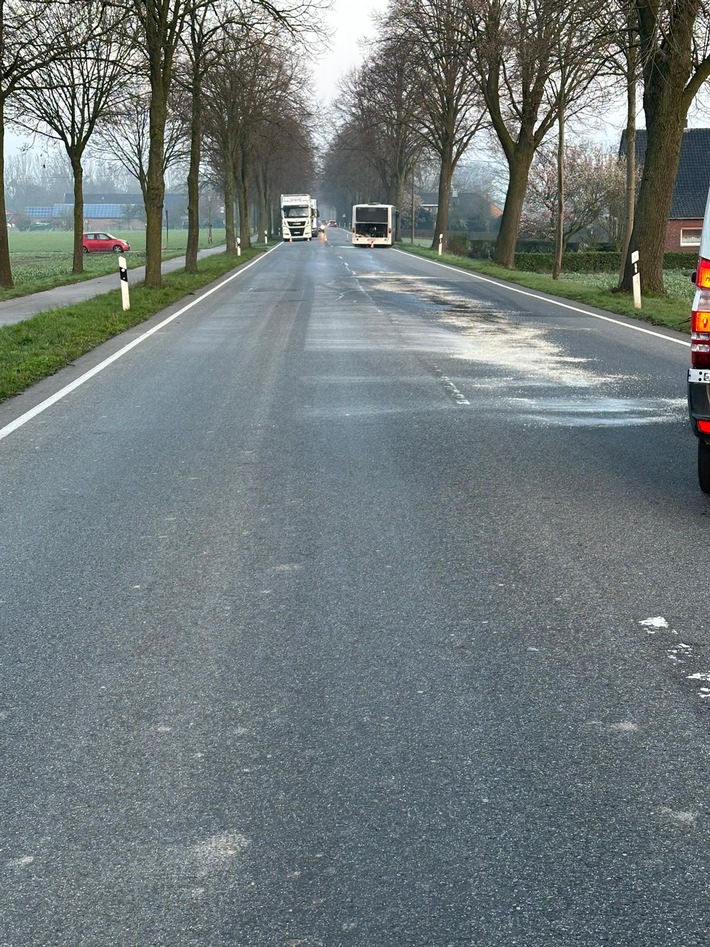 FW Xanten: Auslaufende Betriebsstoffe nach Brand an Bus