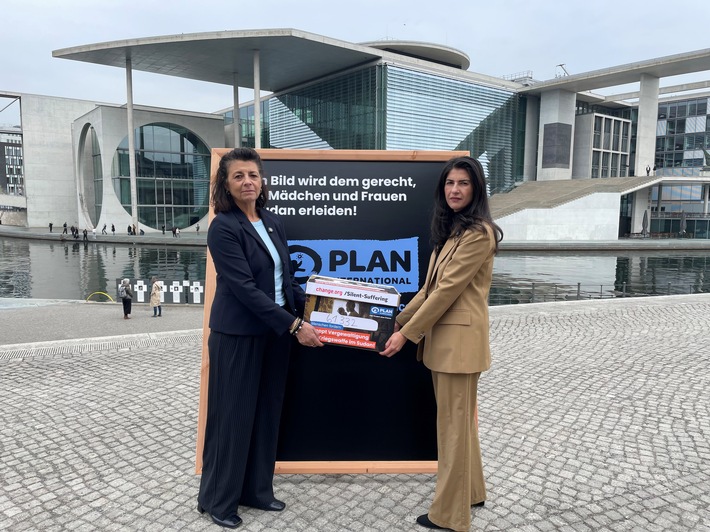 Vergewaltigung als Kriegswaffe in Sudan: Plan International übergibt Petition an Staatsministerin Serap Güler / Nach drei Jahren Bürgerkrieg: Mehr als 60.000 Menschen fordern Hilfe für die Opfer