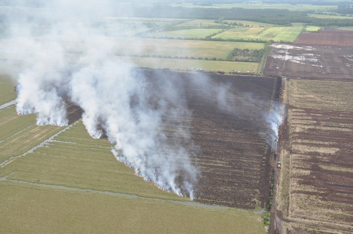 POL-NI: 170 Feuerwehrkräfte beim Brand einer industriell genutzten Moorfläche im Einsatz -Bild im Download-