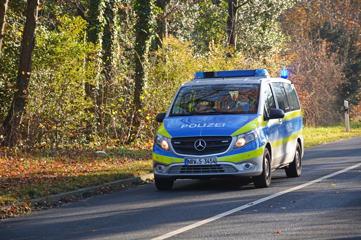 POL-ME: 30-Jährige verursacht hohen Sachschaden bei Verkehrsunfall - Langenfeld - 2309009