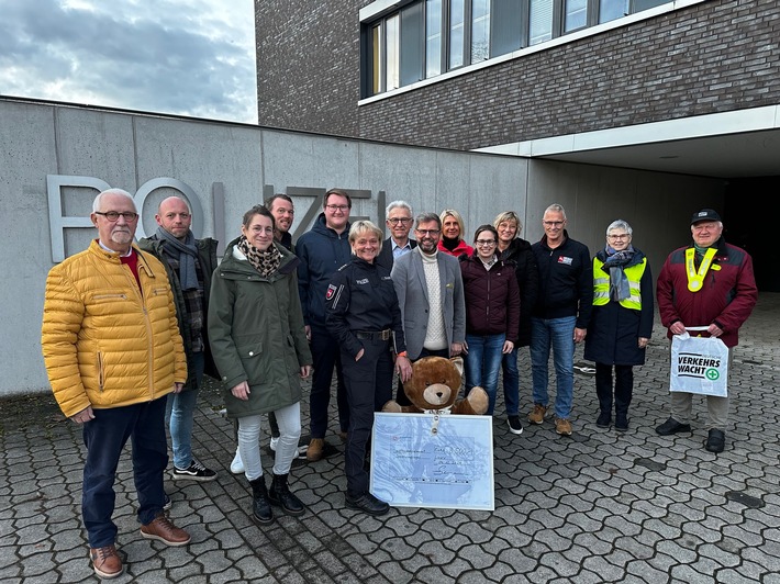 POL-EL: Emsland/Grafschaft Bentheim - Spendenübergabe aus dem Erlös des Benefizkonzerts mit dem Niedersächsischen Polizeiorchester und Susan Albers sowie dem Schulorchester der Friedensschule