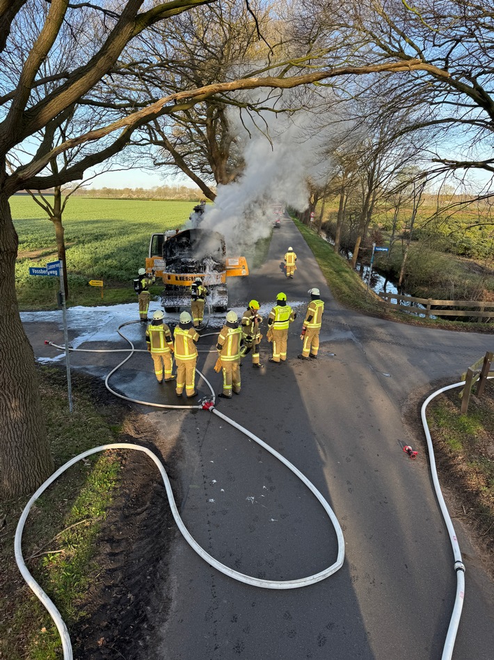 FW-OLL: Brennender Löffelbagger - schneller Löscheinsatz der Feuerwehr