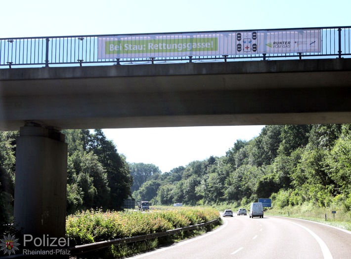 POL-PPWP: Rettungsgasse - Freie Durchfahrt für Einsatzkräfte
Blaulicht und Martinshorn - was muss ich tun?