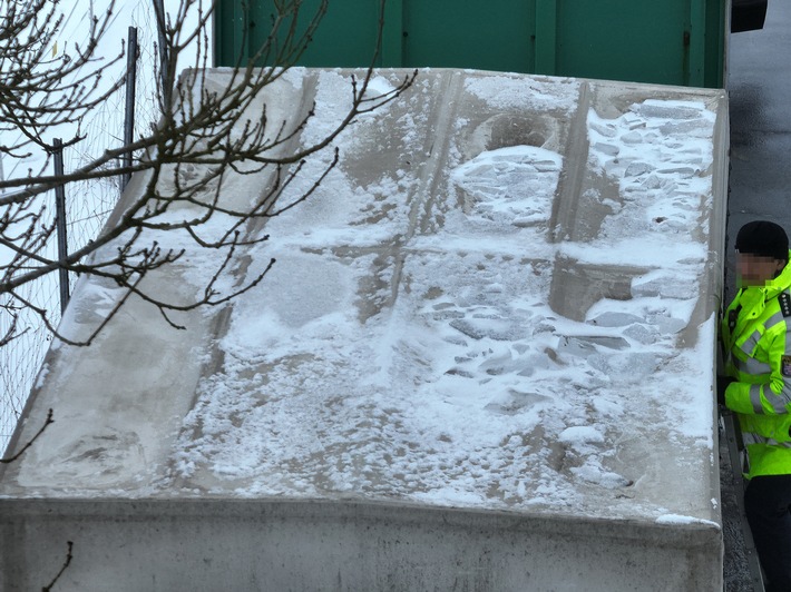 Mittelhessen: LAHN-DILL-KREIS: Verkehrspolizei kontrolliert Schnee und Eis auf Fahrzeugdächern - 52 Fahrzeuge beanstandet