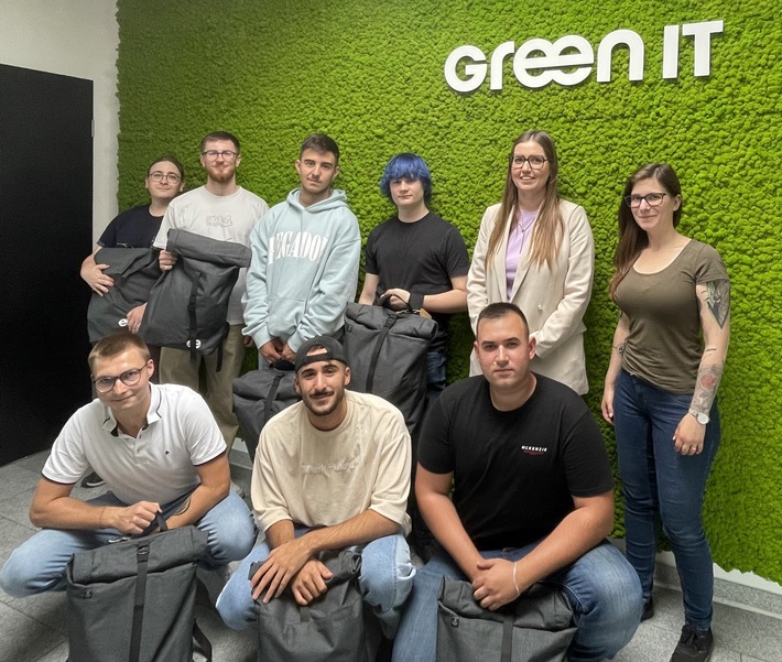 Bowling, Party und Afterworkevent / Sieben neue Auszubildende (m/w/d) starten bei GREEN IT und der pcm GmbH - part of GREEN IT Group