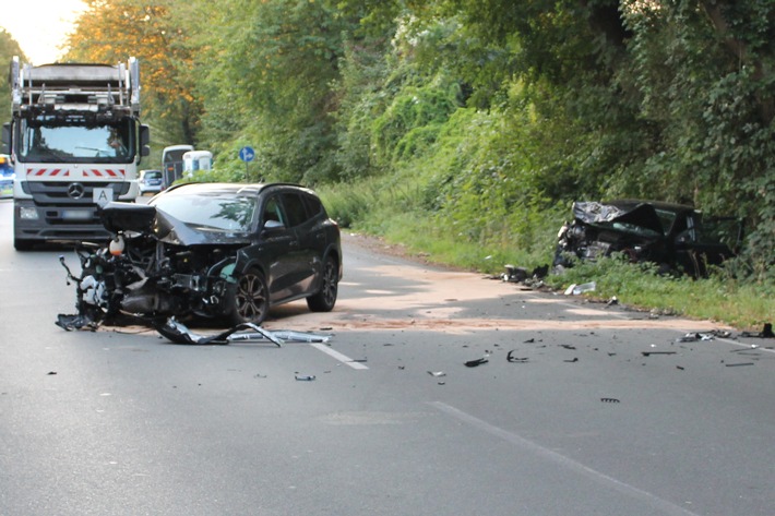 POL-BO: Autofahrer gerät auf Gegenfahrbahn: Drei Verletzte (20, 35, 2) bei Frontalzusammenstoß
