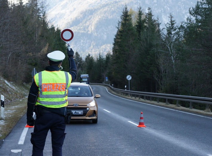 Bundespolizeidirektion München: Organisierte Tour von Italien nach Deutschland / Bundespolizei stoppt mutmaßlichen Schleuser bei Mittenwald