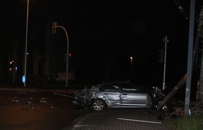 POL-HA: Hagener verliert Kontrolle über BMW und kollidiert mit Werbeplakat