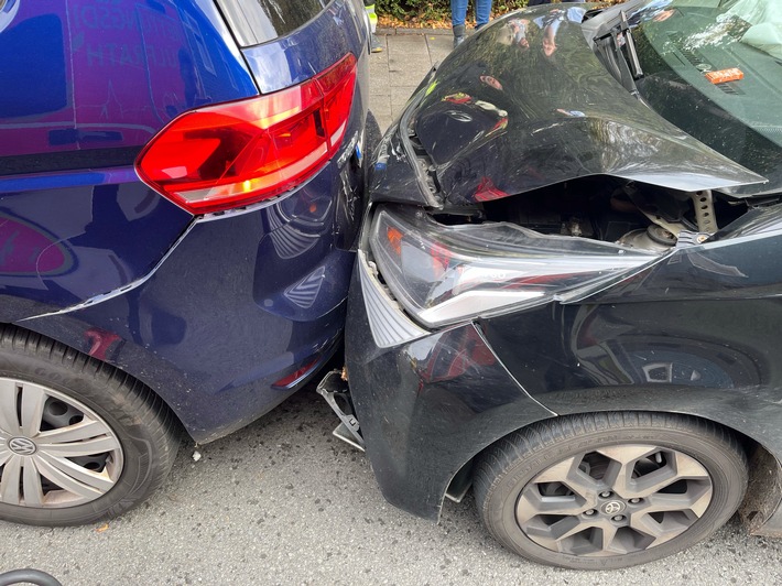 POL-ME: Auffahrunfall: Drei Leichtverletzte und hoher Sachschaden - 2510085