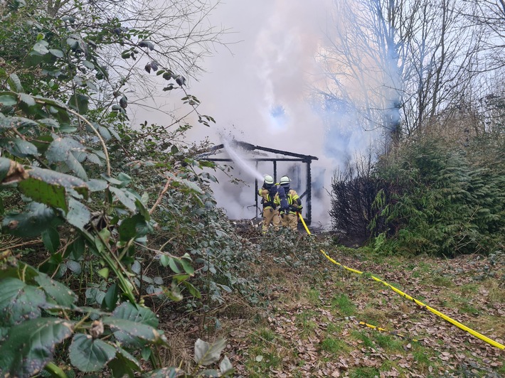 FW Bremerhaven: Gartenlaubenbrand im Ortsteil Eckernfeld