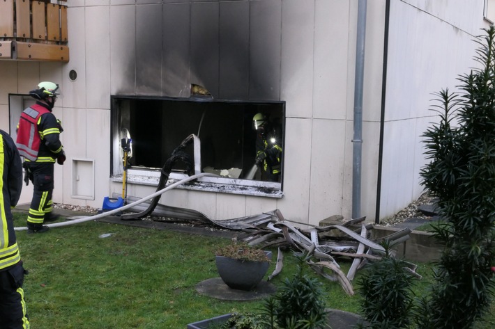 FW-DO: Vollbrand einer Wohnung im Souterrain // Zwei Personen wurden mit Verdacht auf Rauchgasvergiftung ins Krankenhaus gebracht.