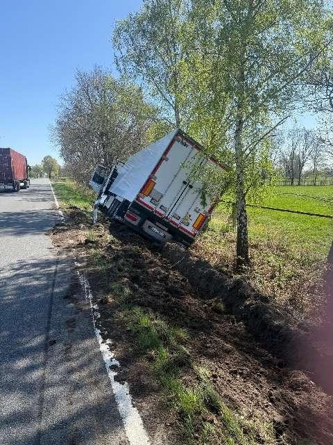 POL-DH: Barver, alleinbeteiligter Verkehrsunfall mit Sattelzug (siehe Bild) - Wagenfeld, Verkehrsunfall mit zwei beteiligten Fahrzeugen