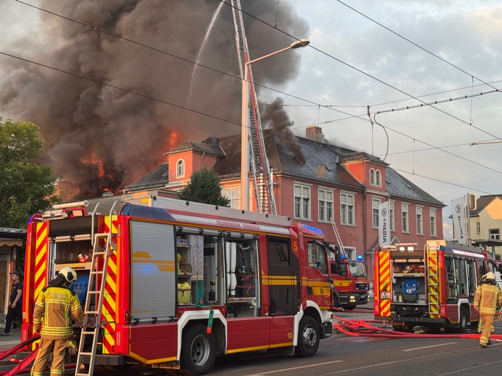 FW Dresden: Großbrand - ehemalige Staatsoperette steht in Flammen