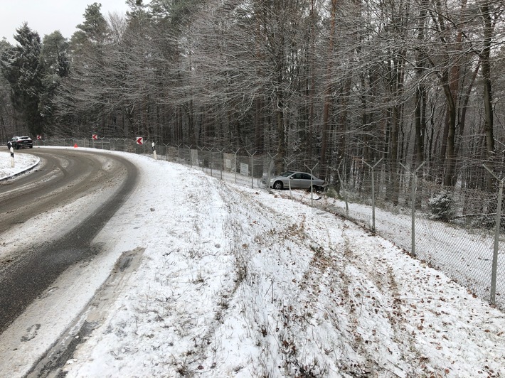 POL-PPWP: Unfall: Mit Sommerreifen auf schneeglatter Straße unterwegs