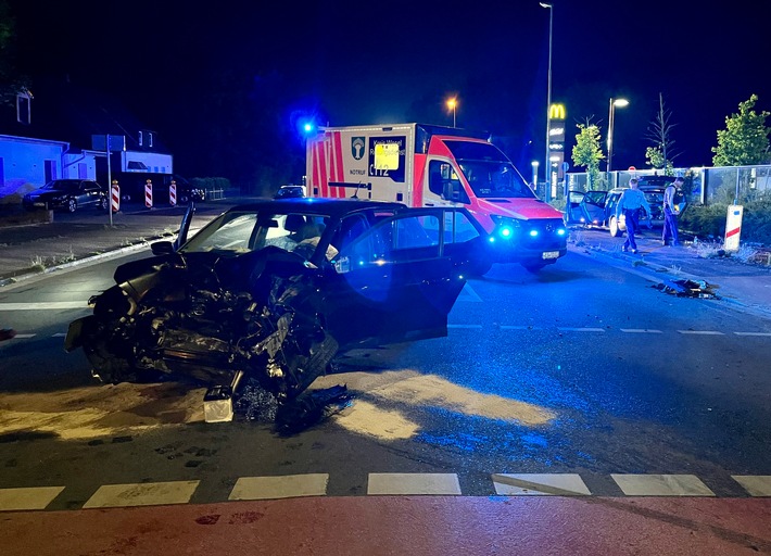 FW Moers: 5 Verletzte nach Unfall im Kreuzungsbereich