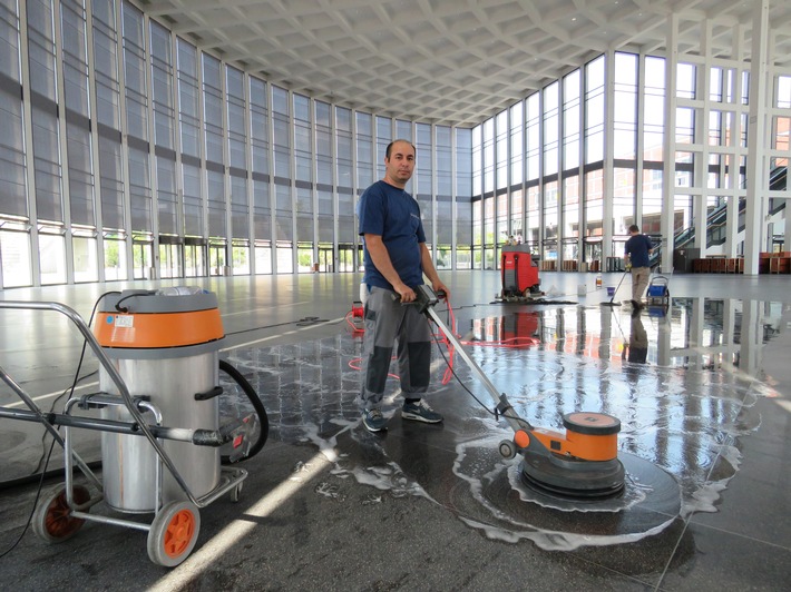 Mit Hochdruck für glänzende Events: Die Messe Berlin putzt sich für die CMS 2017 heraus -  Sauberkeit und Hygiene stellen für die Messeveranstalter eine wichtige Managementaufgabe dar
