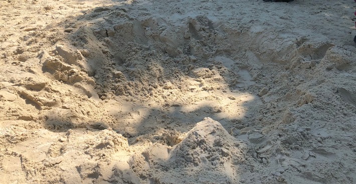 POL-MK: Diebe stehlen Spielsand aus dem Sandkasten eines Kindergartens