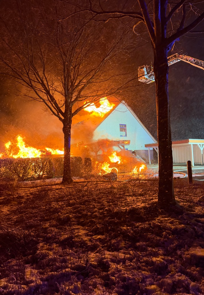 FW-ROW: Carportbrand greift auf Wohnhaus über - Rund 80 Kräfte im Einsatz
