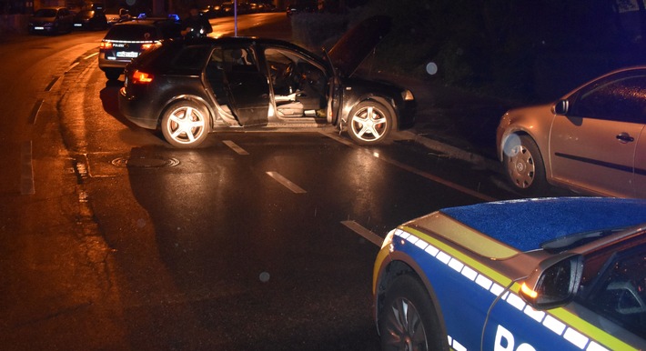 POL-MG: Mit gestohlenem Auto verunfallt und geflüchtet - Polizei sucht Zeugen