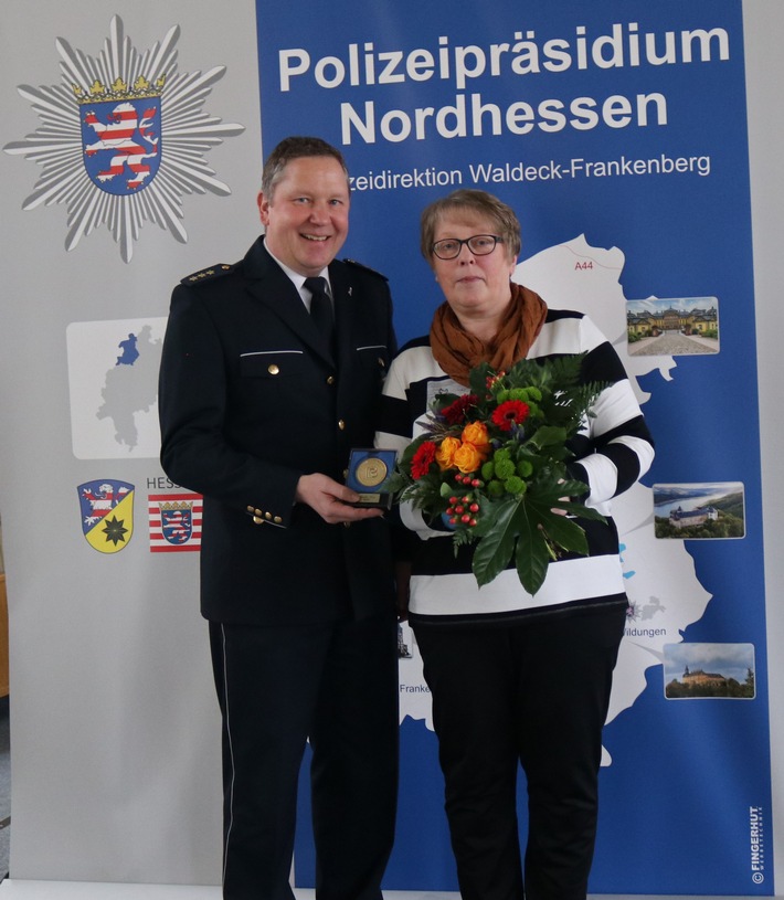 POL-KB: Korbach - Kasseler Polizeimedaille an couragierte Korbacherin verliehen