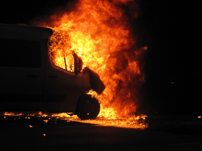 POL-F: 171122 - 1249 BAB A661: Fahrzeugbrand nach Verkehrsunfall