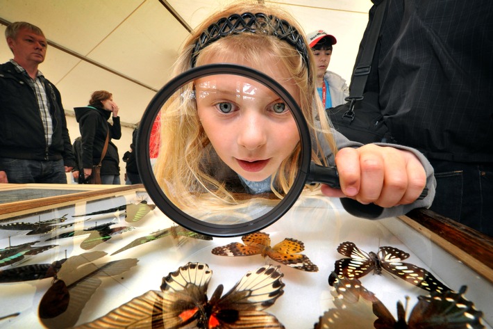 Wissenschaftsfestival in Bielefeld mit Deutschlandpremiere /  GENIALE 2014 bietet mehr als 400 kostenlose Veranstaltungen von der Weltall-Show über Laborbesuche bis zum Mittelalterprojekt (FOTO)