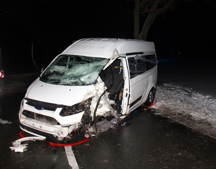 POL-MI: Alkoholisierter Autofahrer kracht gegen Baum
