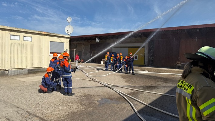 FW Weinheim: Nachwuchs rettet Zukunft - Weinheimer Jugendfeuerwehr im Großeinsatz