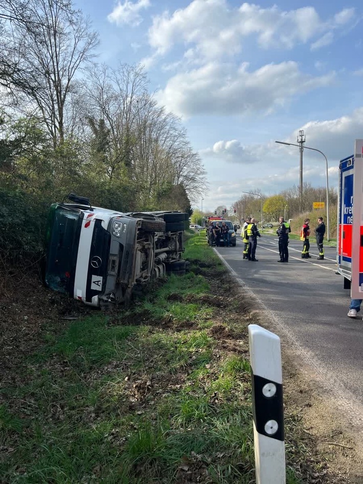 POL-NE: Lkw kippt in Grünstreifen