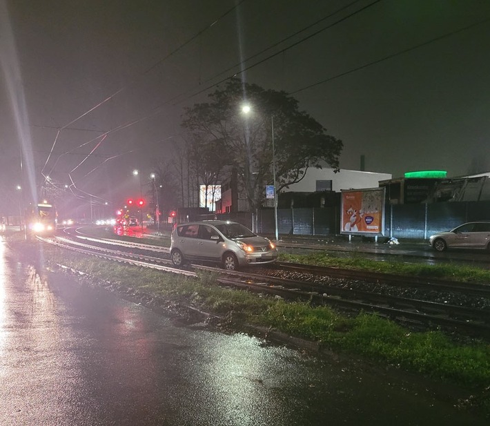 POL-DU: Wanheim-Angerhausen: Mit über 3 Promille unterwegs - Autofahrerin landet im Gleisbett