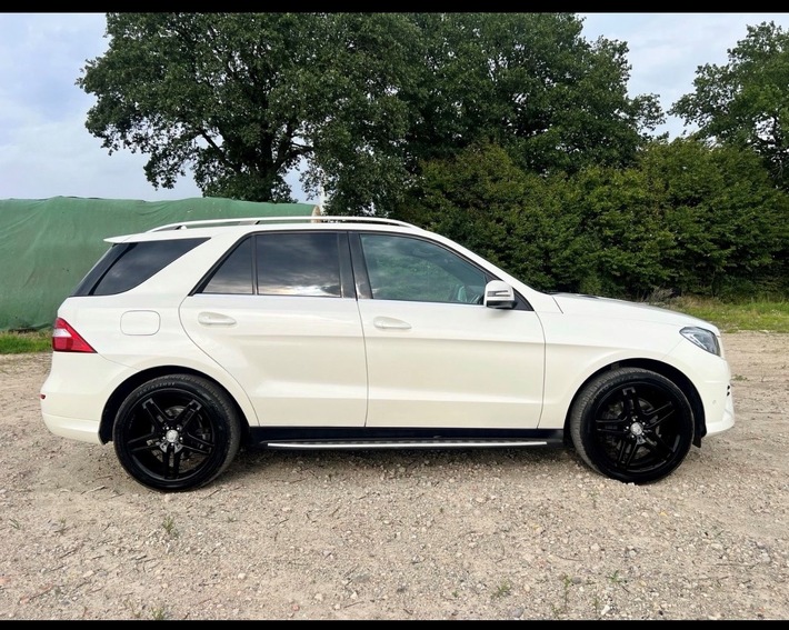 POL-H: Zeugen gesucht: Weißer Mercedes-Benz in Hannover-Badenstedt entwendet