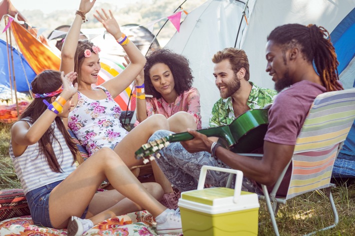 Von der faltbaren Trinkflasche bis zum Outdoor-Smartphone / Fünf Dinge, die auf keinem Festival fehlen dürfen