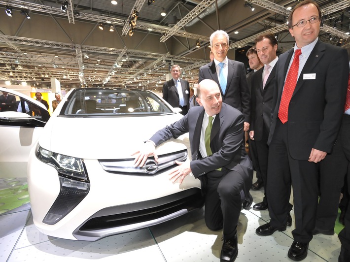 Verkehrsminister informiert sich über elektrischen Opel Ampera