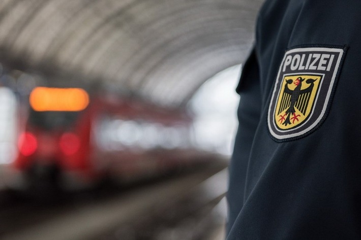 BPOL-BadBentheim: Brutale Attacke im Hauptbahnhof / Junge Frau wird von Treppe gestoßen