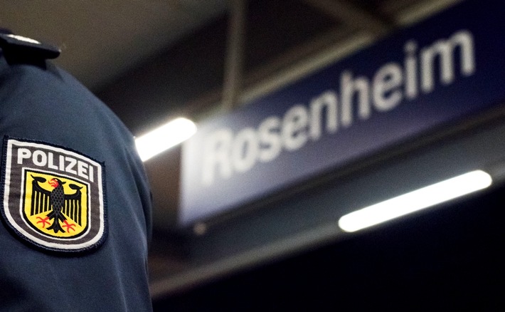 Bundespolizeidirektion München: Betrunken und aggressiv / Mann schreit im Zug herum und tritt nach Bundespolizisten
