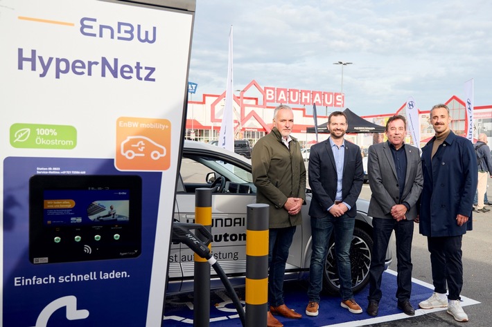BAUHAUS und EnBW nehmen den ersten von über 100 Schnellladestandorten bundesweit für E-Autos am BAUHAUS Fachcentrum in Hamburg in Betrieb