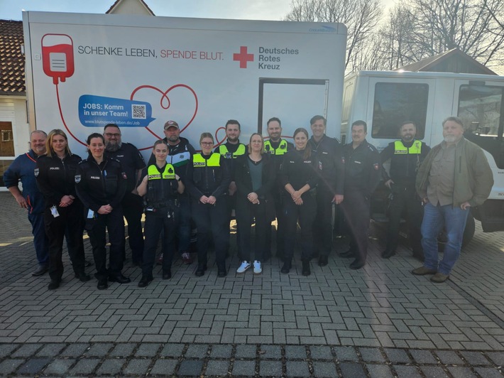 POL-NI: Gemeinsam Leben retten: Kolleginnen und Kollegen des Polizeikommissariats Stolzenau spenden Blut