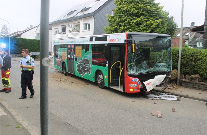 POL-RBK: Leichlingen - Linienbus kommt von der Fahrbahn ab und verursacht hohen Sachschaden
