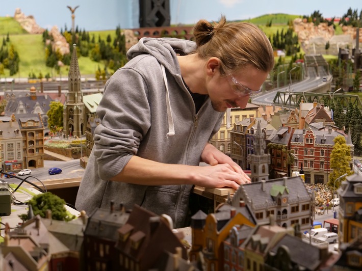 Klein, aber oho! In liebevoller Kleinstarbeit zur größten Tourismusattraktion Deutschlands - Das Miniatur Wunderland bekommt eine zweite Staffel auf DMAX