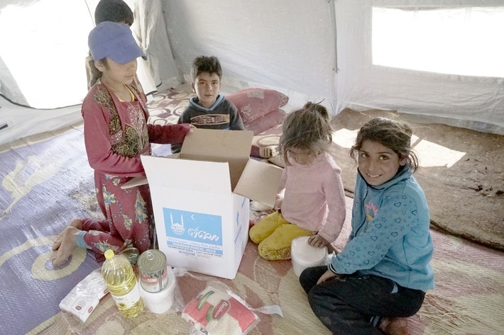 Humanitäre Hilfe zu Ramadan in Zeiten der Pandemie: Islamic Relief Deutschland stellt die Verteilung von über 29.000 Lebensmittelpaketen sicher / Kinder in einem Lager für Geflüchtete in Idlib, Syrien, packen im Sommer 2019 neugierig ihr Lebensmittelpaket aus Weiterer Text über ots und www.presseportal.de/nr/50131 / Die Verwendung dieses Bildes ist für redaktionelle Zwecke honorarfrei. Veröffentlichung bitte unter Quellenangabe: "obs/Islamic Relief Deutschland e.V."