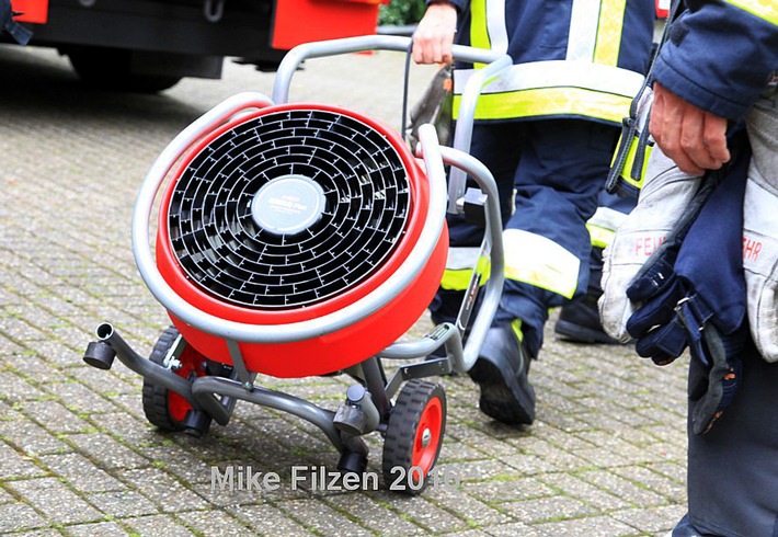 FW-E: Feuer in Produktionshalle in Essen-Kupferdreh, Isoliermaterial brennt im Deckenbereich