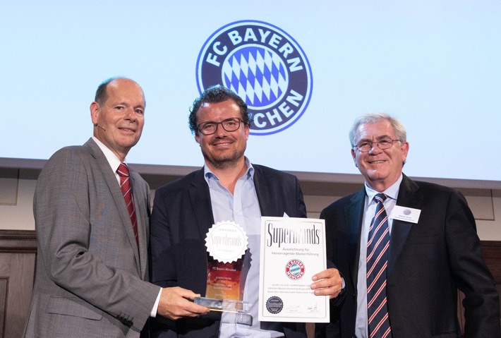 Philipp Mokrohs, Leiter Markenstrategie und Markenführung beim FC Bayern München, bekommt die "Superbrands Germany" Auszeichnung von Norbert Lux/Superbrands Germany (links) und Stephen Smith/Superbrands International (rechts) überreicht. Foto: dpa Picture Alliance/Fotograf Peter-Paul Weiler. Weiterer Text über ots und www.presseportal.de/nr/53015